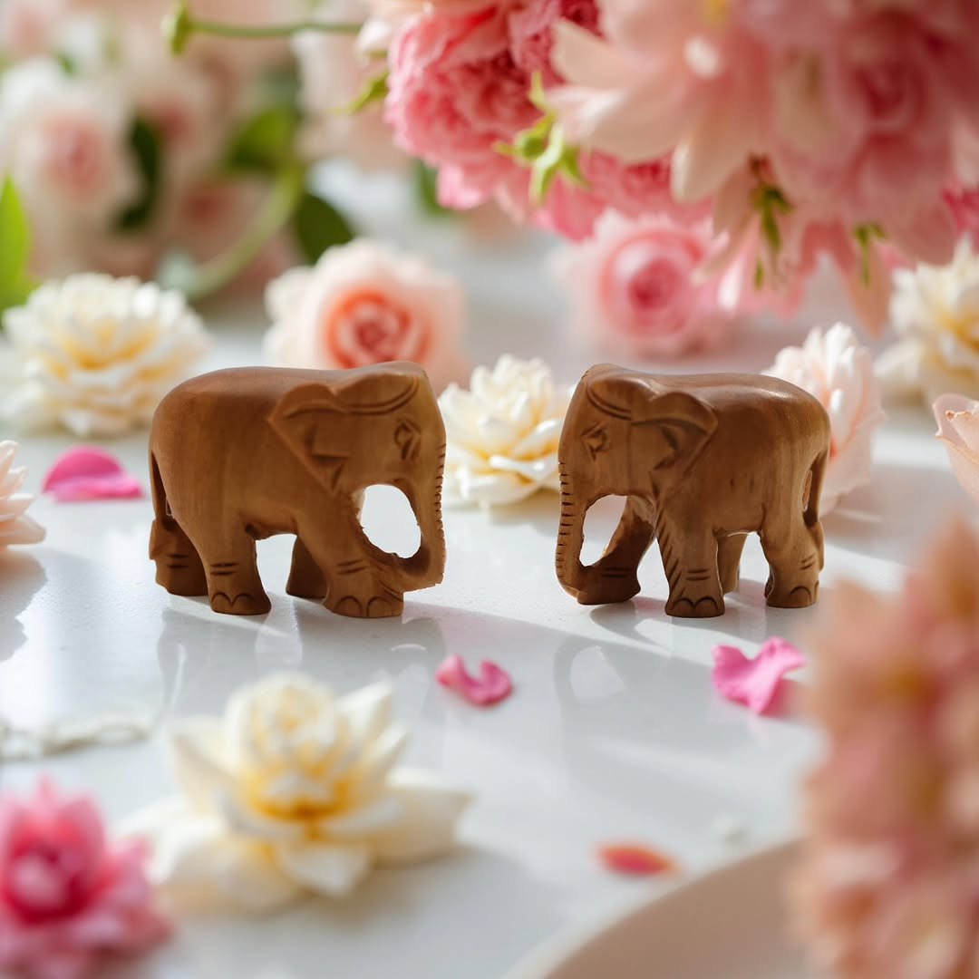 Sandalwood Elephant Pair (1 inch) (Heartwood)