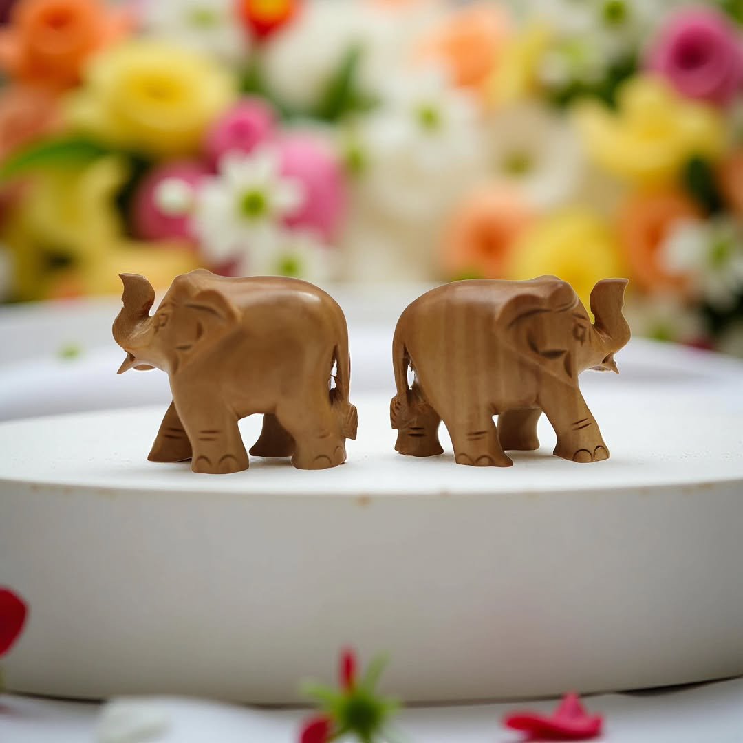 Sandawood Elephant Pair Trunk Up (1inc)